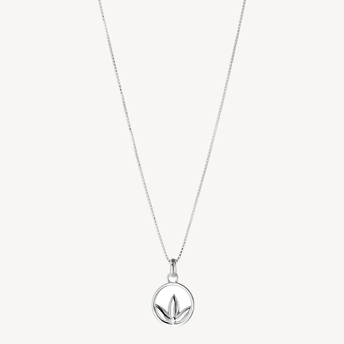 S/S CIRCLE PENDANT WITH 3-LEAF MOTIF ON CHAIN 42CM+EXT